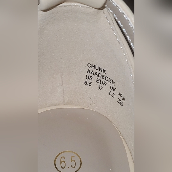 DreamPairs size 6.5 Short Heels - Picture 3 of 4